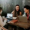 Comment un kiosque RH digital transforme le rôle de l’assistant de direction